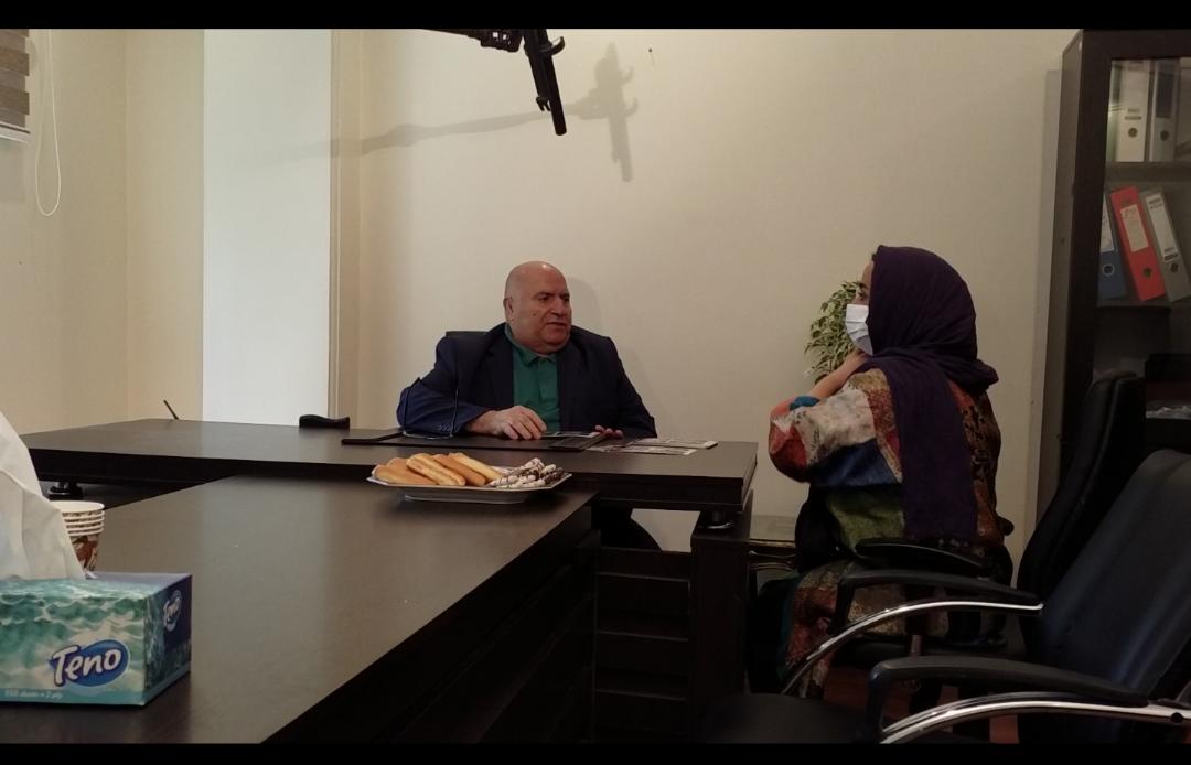 عکسی از غزال زارع و آقای عزیزالله مقصودی در حال مصاحبه